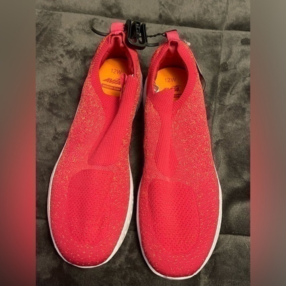 New Women’s Avia tennis shoes Size 12w